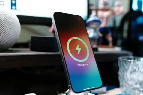 乌审苹果15换屏服务分享用什么充电器给iPhone15充电更好 